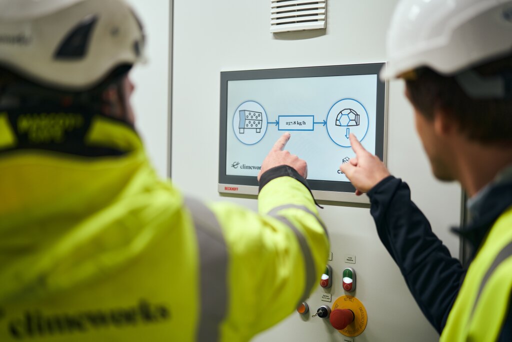 climeworks-engineers-at-the-orca-plant.jpg